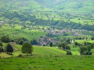 Panorámica de Villacarriedo entre praderías y lomas verdes.