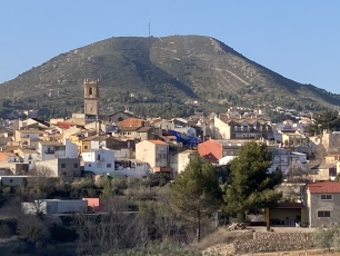 Vista de Siete Aguas y del cerro que se eleva tras el núcleo urbano; el relieve montañoso ayuda a situar la antigua localidad fronteriza.