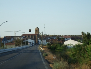 La entrada a Madrigalejo conduce la mirada hacia el caserío y la torre de San Juan Bautista.