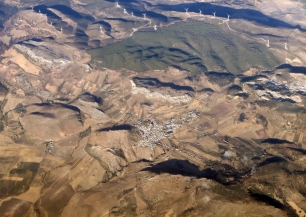 Vista aérea de Cañete la Real: el caserío se extiende bajo el castillo y entre los relieves que enmarcan el municipio.