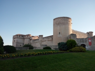 El castillo de Cuéllar, pieza central del conjunto fortificado que se adapta al relieve de la villa.