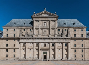 Fachada principal del monasterio de San Lorenzo de El Escorial, construido con piedra granítica del entorno.
