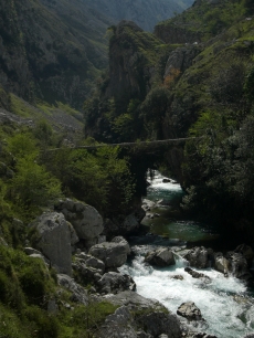 Puente de la senda hacia Bulnes, cerca de Poncebos, en Cabrales.
