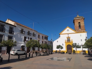 La Plaza Nuestra Señora del Carmen, en el centro de Palenciana, entre las casas que forman el núcleo actual.