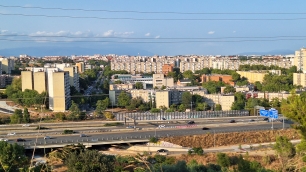 Vista de Badia del Vallès, donde los bloques residenciales y las vías de circulación muestran la escala de la ciudad planificada.