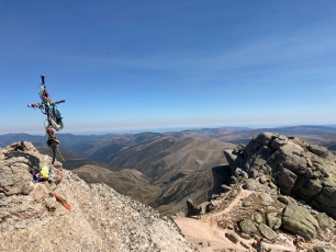 Una cresta rocosa del entorno de Urbión muestra el relieve de montaña que enmarca Covaleda.