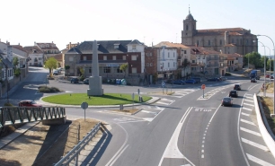 Vista del casco de Villacastín desde una de sus vías de acceso, con la iglesia de San Sebastián al fondo.