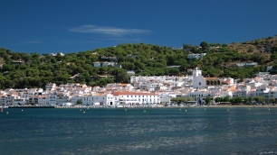 El núcleo de El Port de la Selva se extiende junto a la bahía, entre el mar y las laderas que enmarcan el litoral.
