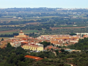 Mont-roig del Camp y la llanura vistos desde el santuario de la Mare de Déu de la Roca, cuyo emplazamiento domina el territorio próximo.