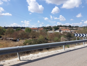 Vista del casco antiguo de Fuentes de Oñoro desde la carretera nacional. La información municipal recogida por El Norte de Castilla relaciona el posible origen del nombre con fuentes situadas alrededor de este núcleo.