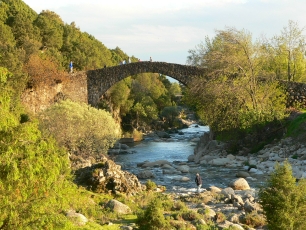 El puente de Alardos cruza la garganta entre Madrigal de la Vera y Candeleda. Aunque se conoce como puente romano, la construcción actual data de los alrededores del siglo XVIII.