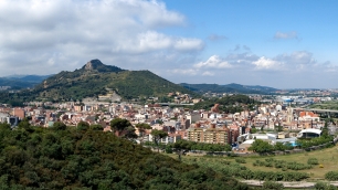 Panorámica de Montcada i Reixac desde el Turó de Moià, con el núcleo urbano y las montañas que enmarcan su paisaje.