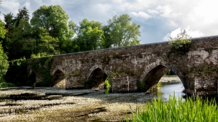 La Ponte Vella cruza el Miño en Rábade. El río atraviesa el término y en sus Insuas hay puentes y senderos para pasar de una a otra.