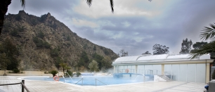 Piscinas exteriores del balneario de Archena, con el relieve rocoso como fondo del establecimiento termal.