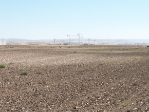 Las obras del Centro Penitenciario Madrid VII aparecen al fondo del paisaje junto al Camino de Huete, en Estremera.