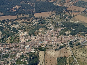 Vista aérea de Costitx y del mosaico de campos y vegetación que rodea el núcleo.