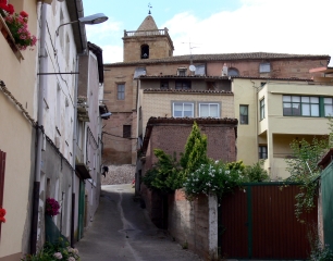 El casco urbano de Uruñuela, con la iglesia de San Servando y San Germán al fondo, en una villa cuya economía está ligada a la agricultura y al vino.