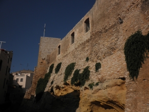 Los muros del castillo de El Catllar nacen directamente del afloramiento rocoso del cerro, haciendo casi indistinguible la frontera entre roca natural y piedra trabajada.