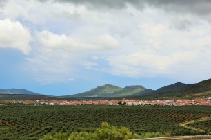 Vista panorámica de Oliva de Mérida, con el núcleo urbano y las elevaciones que lo rodean.