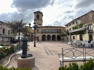 La Plaza Mayor de Peñas de San Pedro, en el núcleo urbano que se extiende bajo la peña.