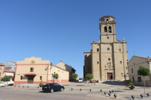 La iglesia de Santa María del Castillo y el teatro, en el núcleo de Fuentesaúco.