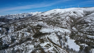 Vista aérea de Espina de Tremor, en el municipio de Igüeña, con la sierra de Gistredo al fondo.