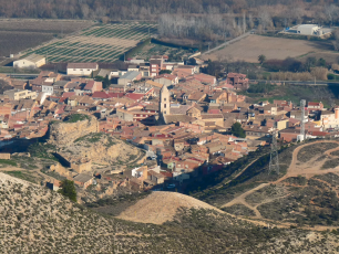 Vista de Torrente de Cinca, con el caserío y las ruinas del castillo sobre el cerro.