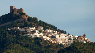 Segura de la Sierra y su castillo dominan el perfil del pueblo sobre las laderas de la sierra.