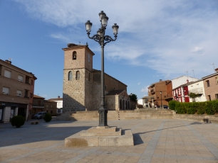 La iglesia de San Juan Bautista y la plaza muestran el corazón construido de Segurilla, en las estribaciones de la sierra de San Vicente.