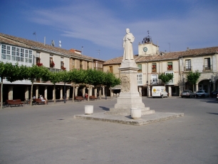 La plaza Mayor de Villadiego, con sus soportales y la estatua de Fray Enrique Flórez en el centro. El núcleo histórico sigue articulando la villa.