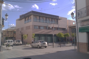 La plaza y el Ayuntamiento de Cantillana, en el corazón del casco urbano.
