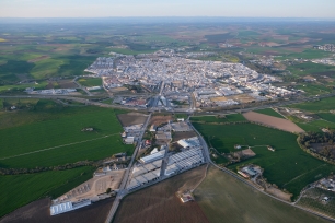 Vista aérea de Écija y de los campos que rodean el núcleo urbano, en el valle del Genil.