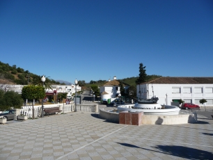La plaza de Algar, con el caserío y las lomas al fondo, sitúa la historia en el pueblo que nació de unas dehesas compradas en el siglo XVIII.