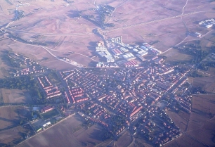 Vista aérea de Fuente el Saz de Jarama, con el caserío rodeado por la llanura agrícola.