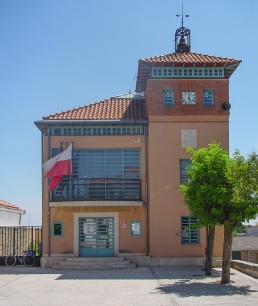 Ayuntamiento de Pezuela de las Torres, cuyo nombre medieval se ha relacionado con la abundancia de antiguos pozos.