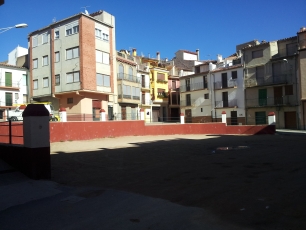 Una plaza del casco urbano de Benassal. Desde el pueblo, Font d’En Segures queda a unos dos kilómetros, en la ladera de Sant Cristòfol.