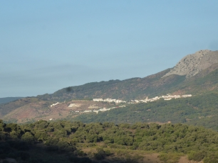 Cortes de la Frontera visto desde el entorno de Jimera de Líbar, entre el valle y las sierras.