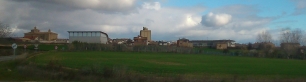 Panorámica del caserío de Allo, el paisaje habitado al pie de Montejurra que enmarca la historia local del agua y las rocas.