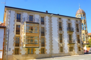 El ayuntamiento de Olazagutía, en el núcleo urbano del municipio donde se encuentra la Cantera de margas.