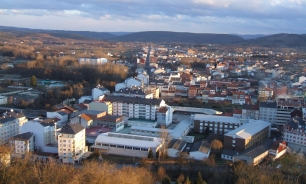 Monforte de Lemos vista desde una posición elevada, con la ciudad extendida por el valle.