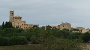 Ariany y su núcleo urbano vistos desde la carretera Ma-3341, en el paisaje del Pla de Mallorca.
