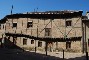 La Casa Torcida, en Saldaña, aporta una imagen del caserío histórico de la villa.