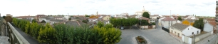Vista de Coca desde la muralla: el castillo aparece a la izquierda, la torre de San Nicolás al fondo y Santa María la Mayor a la derecha.
