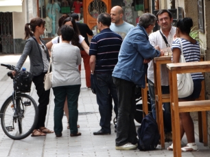 Vida cotidiana en el casco antiguo de Logroño, cuyo desarrollo medieval estuvo ligado al paso del Ebro y al Camino de Santiago.