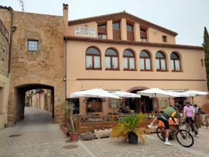 El Portal de Girona y Cal Vidalic, en la plaça del Pessebre, forman parte del paisaje edificado del centro histórico de Bàscara.