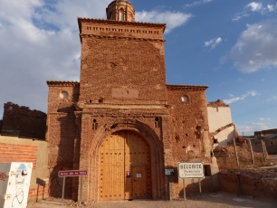 El Arco de la Villa, en el Pueblo Viejo de Belchite. Su arquitectura de ladrillo pertenece a una historia humana mucho más reciente que el pasado marino documentado en Bocafoz.