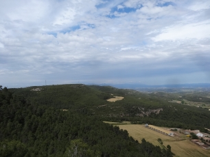 Vista amplia del paisaje de Font-rubí, con relieves cubiertos de vegetación y campos abiertos en la distancia.