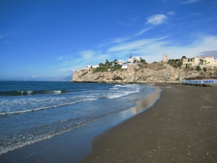 La playa de Rincón de la Victoria junto al promontorio del Cantal, uno de los extremos rocosos que delimitaban el asentamiento de pescadores.