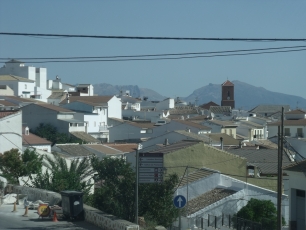 Vista general de Villanueva de Tapia, con la iglesia parroquial destacando entre las casas del casco urbano.