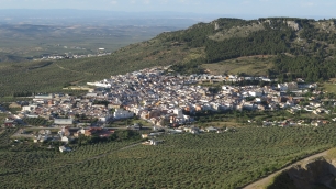 Jamilena entre el olivar y la sierra. Los manantiales al pie de los montes abastecieron las huertas descritas en su historia medieval.
